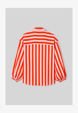 Chemise à manches longues boutonnée avec de larges rayures verticales rouges et blanches sur le corps et des rayures horizontales sur le haut du dos et les manches.