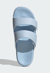 Sandali blu con due cinturini, materiale morbido e testurizzato, e una soletta sagomata con una forma aerodinamica.