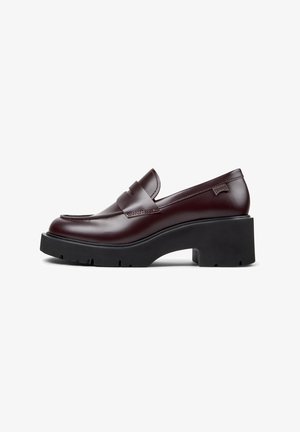 Bordeauxfarbene Leder-Slipper mit abgerundetem Zehenbereich, ausgestattet mit einem dekorativen Riemen, einer klobigen schwarzen Plateausohle und einem dezenten Logo auf der Ferse.
