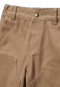 Pantalon en coton beige avec une texture en chevrons, doté de poches avant, passants de ceinture et d'une fermeture à bouton en métal à la taille.