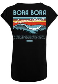 Schwarzes T-Shirt mit bunt bedrucktem Grafikdesign, das "BORA BORA" und Wellen zeigt. Der Text enthält historische Informationen über Bora Bora. Weicher Stoff, lockere Passform.
