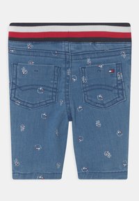 Dżinsowe szorty w niebieskim odcieniu, z ribbowanym pasem w kolorze granatowym, czerwonym i białym oraz zabawnym wzorem małych haftowanych motywów.