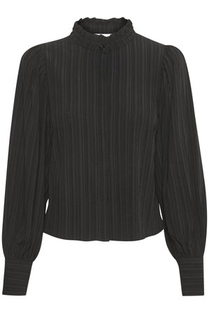 Svart blus med hög volangkrage, långa puffärmar och vertikal ribbad textur. Har en framknäppning och en skräddarsydd passform.