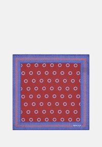 Raudonas nosinaitė su baltų apskritimų raštu, ribota mėlynais ir rožiniais akcentais, su tekstūriniu paviršiumi ir kontrastingais siūlų detalėmis.