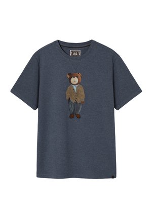 Kék rövid ujjú póló elején egy középre helyezett majom figura, amely bézs kardigánt, kék inget, farmert és barna cipőt visel.