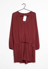 Bordeaux langsliveldress met een diepe V-hals en een trekkoord in de taille. Glad materiaal met elastische manchetten en zijzakken. Hanglabel bevestigd.