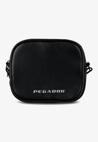 Sort læder crossover-taske med afrundede kanter, lynlåslukning og prægede "PEGADOR"-logo i sølv på forsiden.