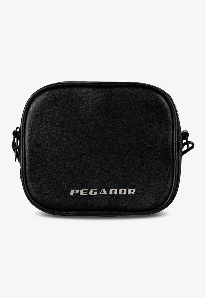Sort læder crossover-taske med afrundede kanter, lynlåslukning og prægede "PEGADOR"-logo i sølv på forsiden.