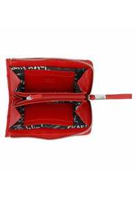 Portafoglio in pelle rossa con chiusura a zip, dotato di più scomparti e un interno nero con motivi testuali astratti bianchi.
