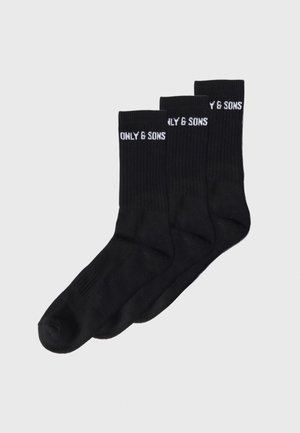 Tre svarte crew-sokker med ribbestrikkede mansjetter, hver med teksten "ONLY & SONS" i hvitt nær toppen.