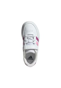 Scarpa sportiva bianca con dettagli rosa e viola, dotata di tomaia in pelle liscia, chiusura con lacci e colletto imbottito. Logo Adidas ben visibile all'interno.