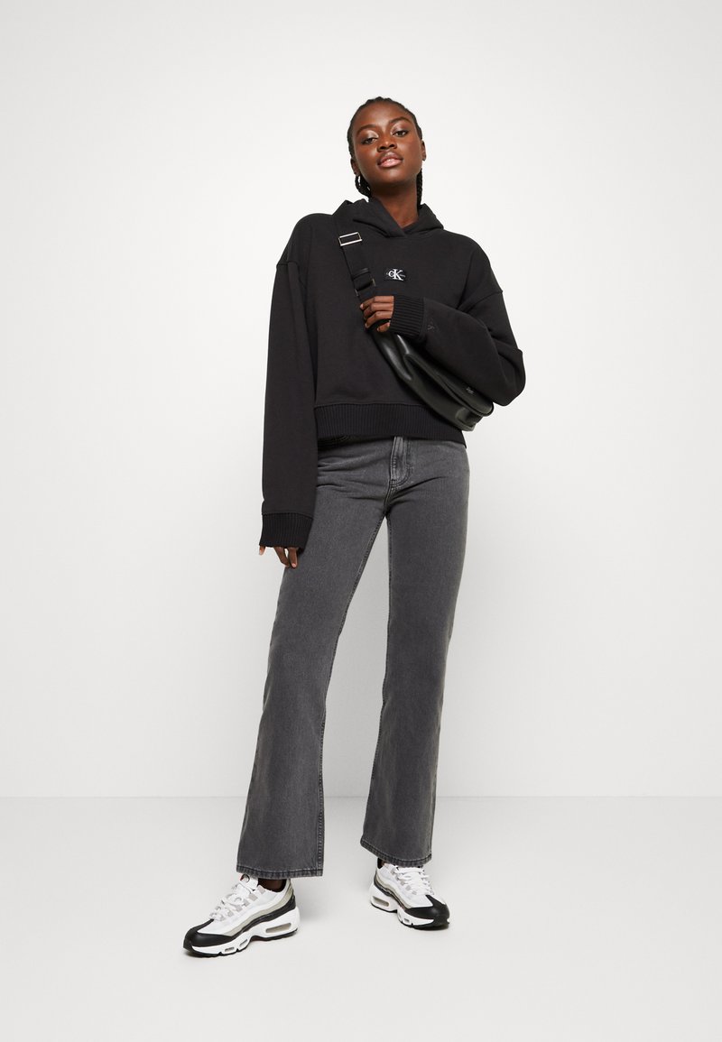 Calvin Klein Jeans BADGE WIDE SLEEVES CROP HOODIE - Mikina s kapucí - ck black