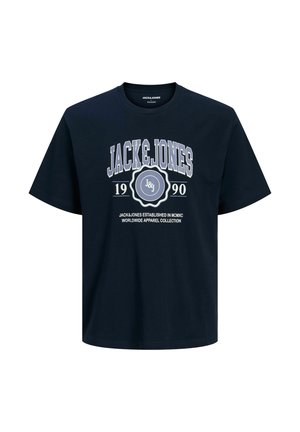 Navyblå bomulds t-shirt med et stort grafisk tryk, der viser "JACK&JONES," "1990," og et cirkulært emblem i midten. Korte ærmer, rund hals.