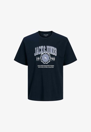 Navyblå bomulds t-shirt med et stort grafisk tryk, der viser "JACK&JONES," "1990," og et cirkulært emblem i midten. Korte ærmer, rund hals.