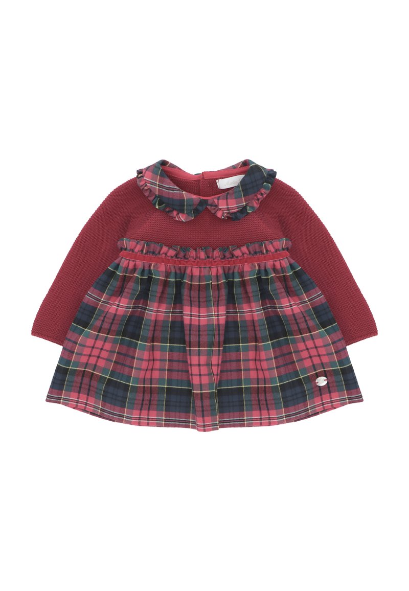 Top de punto rojo con una falda a cuadros que presenta tonos de rosa, verde y azul marino, cuello y cintura con volantes, acento de logo metálico.