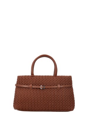 Geantă maro din piele texturată, cu mânere superioare și un detaliu subțire cu curea, având o mică cataramă argintie pe față.