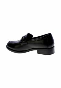 Scarpa mocassino in pelle nera con tacco basso, dotata di punta arrotondata e una fibbia metallica decorativa sulla tomaia. Tessuto liscio con dettagli di cucitura.