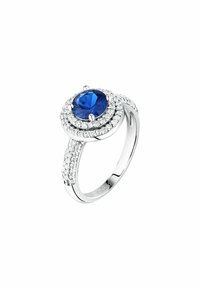 Anello d'argento con un grande gemma blu circondata da un alone di piccole pietre chiare. Fascia liscia con dettagli decorativi.