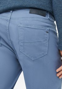 BRAX STYLE CADIZ - Stoffhose - smoke blue