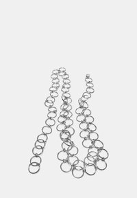 Srebrne metalowe łańcuchy składające się z powiązanych okrągłych pierścieni, różniących się długością, o gładkiej, błyszczącej powierzchni, bez widocznych wzorów ani akcentów.