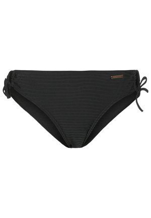 Ensemble de bikini noir avec un haut triangulaire et un bas à nouer sur les côtés, fabriqué en tissu lisse avec une coupe ajustée. Modèle se tenant pieds nus.