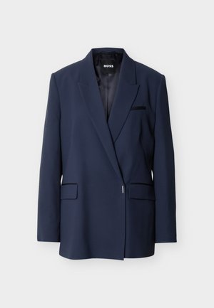 Sötétkék, testhezálló blézer egysoros gombolással, háromszög alakú hajtókával és elülső zsebfedőkkel, világos háttér előtt bemutatva.