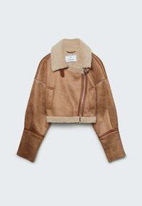 Kort bruin shearlingjack met een zachte beige kraag, asymmetrische rits en leren accenten; heeft een textuur en twee voorzakken.