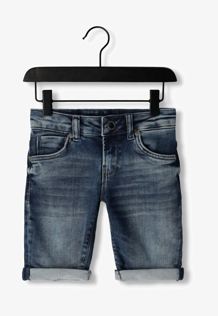 Donkerblauwe denim shorts met een omgeslagen zoom, voorzien van vijf zakken en een knoopsluiting, hangend aan een zwarte plastic hanger.