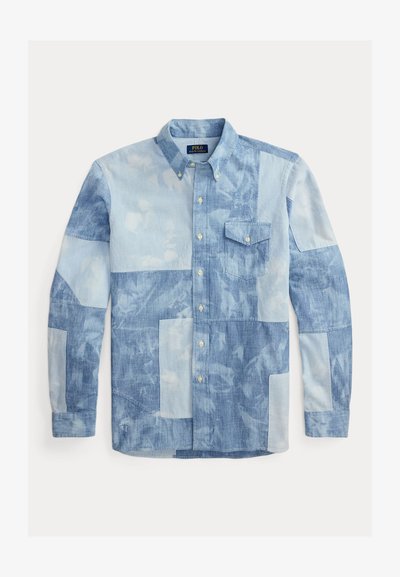 Cămașă cu mâneci lungi, cu nasturi, cu design patchwork în nuanțe variate de denim albastru deschis și mediu, având un buzunar la piept și guler cu nasturi.
