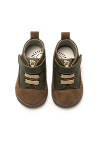 Zapatos infantiles verdes y marrones con materiales de ante y cuero, cierre con cordones y velcro, punta redondeada y suela de goma texturizada.