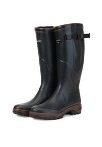 Čierne gumové nepremokavé čižmy s textúrovaným povrchom, hnedými akcentmi, nastaviteľným remienkom a pevnou podrážkou s dezénom pre lepšiu priľnavosť.