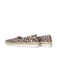 Luipaardprint instapschoenen met een zachte stoffen bovenkant, beige decoratieve stiksels en een witte rubberen zool met gestructureerde details.