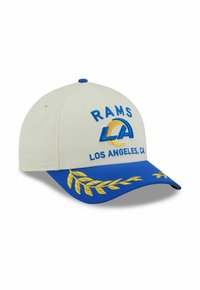 Weiß-blaues Baseballcap mit "RAMS" und "LOS ANGELES, CA" in Blau und Gelb gestickt. Hat einen blauen Schirm mit gelbem Blattmuster.