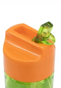 Kunststoff-Wasserflasche mit orangefarbenem Deckel und grünem Körper; verfügt über einen Druck-Zieh-Ausguss und eine strukturierte Griffoberfläche am Deckel.