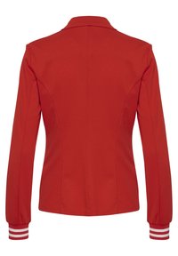 Rød jakke med lange ærmer, tætsiddende design, krave og stribede ribafslutninger. Glat tekstur og struktureret bagpanel.