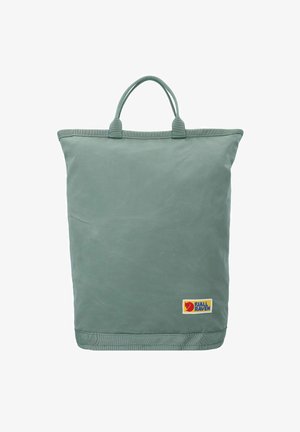 Groene Fjällräven draagtas gemaakt van duurzame, textuurstof. Beschikt over twee bovenhandvatten en een logo-patch aan de voorkant.