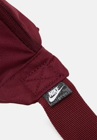 Nike Sportswear HERITAGE WAISTPACK UNISEX - Bolsa de cintura - dark beetroot/dark beetroot/pink oxford