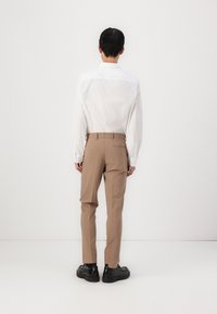 Isaac Dewhirst THE FASHION SUIT PEAK RECYCLED  SLIM - Dress - taupe