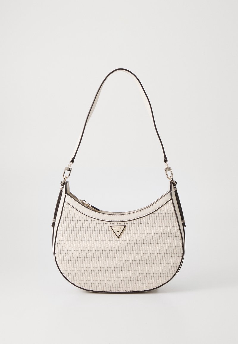 Sac à bandoulière en cuir tissé blanc avec bordure noire, forme incurvée, fermeture éclair sur le dessus et plaque triangulaire avec logo Guess au centre devant.