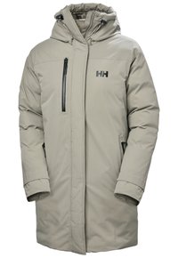Beige geïsoleerde parka met een capuchon, voorzien van een voorkantrits, twee zijzakken en een borstzak met zwarte rits. Zwart logo op de borst.