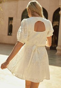 Love & Roses BRODERIE PUFF SLEEVE REGULAR FIT - Rochie de zi - white