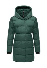 Groene pufferjas met een strakke uitstraling, hoge kraag, horizontale quiltstiksels en zwarte manchetten. Voorzien van een ritssluiting aan de voorkant en een knielange snit.