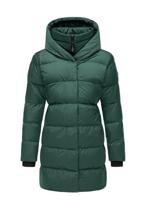 Groene pufferjas met een strakke uitstraling, hoge kraag, horizontale quiltstiksels en zwarte manchetten. Voorzien van een ritssluiting aan de voorkant en een knielange snit.