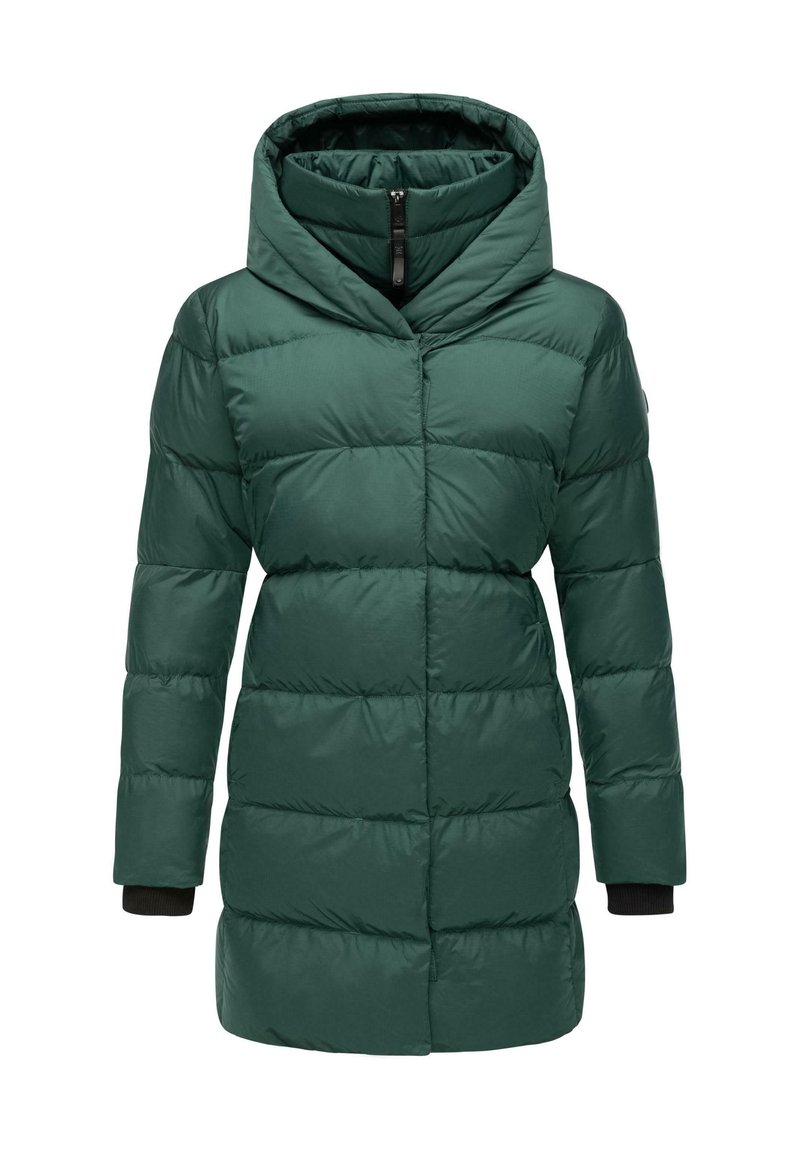 Groene pufferjas met een strakke uitstraling, hoge kraag, horizontale quiltstiksels en zwarte manchetten. Voorzien van een ritssluiting aan de voorkant en een knielange snit.