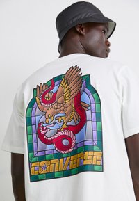 Converse STAINED GLASS - Trükipildiga T-särk - white
