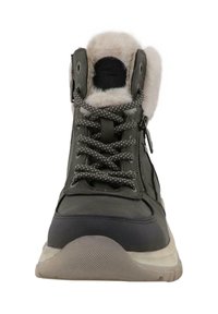 Grå højtop sneakers med en blød, tan faux pelskrave. Har grå snørebånd med hvide sprøjter, en gummisål og en sidelukning.