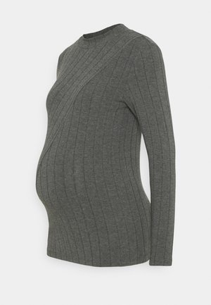 Tilpasset grå ribstrikket graviditetstrøje med lange ærmer og rund hals, vist i sideprofil på en mannequin.