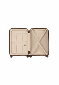 Binnenkant van een bruine koffer met een beige voering, organisatiespecifieke vakken, mesh-ritsen en elastische banden om inhoud te beveiligen.