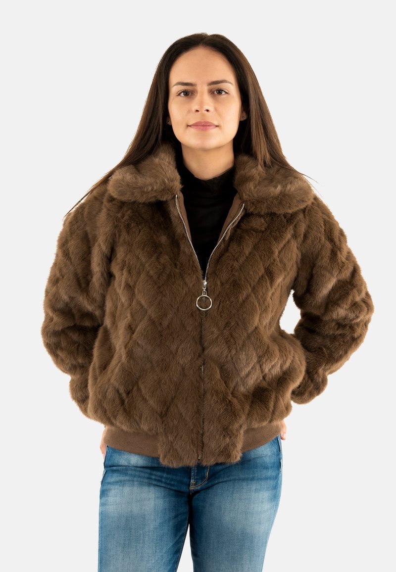 Giacca in pelliccia sintetica marrone con design trapuntato, dotata di colletto alto, chiusura con zip e anello per il tiraggio, e polsini a coste.