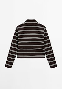 Chemise courte noire à manches longues avec des doubles rayures blanches horizontales, vue de dos avec un col et un ourlet droit.